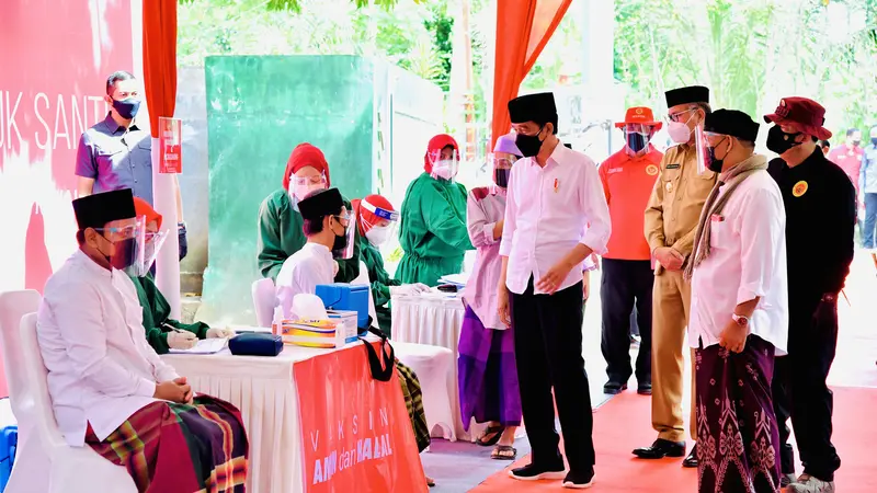 Presiden Joko Widodo atau Jokowi meninjau lokasi vaksinasi Covid-19, Kamis (16/9/2021).