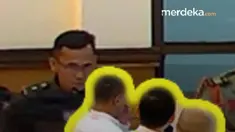 Pengadilan Militer Jakarta melakukan sidang perkana pembunuhan Kepala Cabang Bank BUMN, dengan agenda keterangan para saksi, Senin (4/5). Dalam sidang, Oditur Militer sempat emosi dengan keterangan saksi Dwi Hartono. Dwi Hartono yang merupakan pengusaha bimbel ini, mengatakan tidak menyangka Kepa...