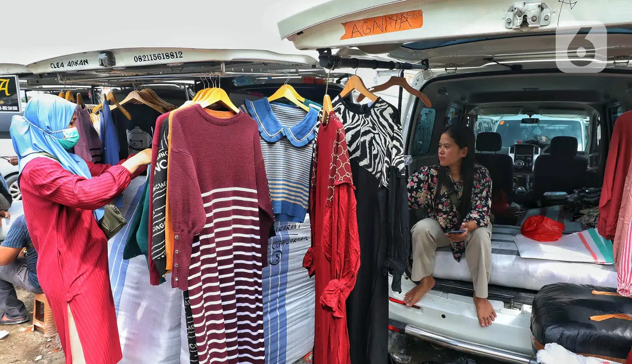 Baju gamis menjadi pilihan favorit karena selaras dengan nuansa bulan suci Ramadan dan Hari Raya Idul Fitri. (Liputan6.com/Angga Yuniar)