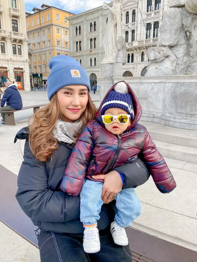 Tampil Gaya dengan Baby Cesco, Ini 7 Potret Liburan Louise Anastasya Saat di Italia