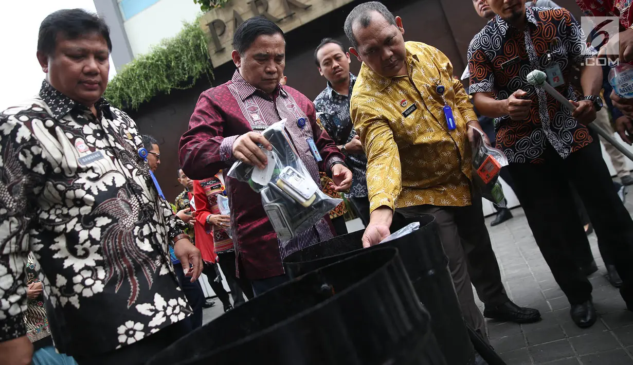 Pejabat Kanwil Kemenkumham DKI Jakarta bersiap memusnahkan barang sitaan hasil operasi lapas dan rutan di kawasan Cawang, Kamis (14/12). Barang bukti hasil penggeledahan selama tahun 2017 itu dimusnahkan dengan dibakar. (Liputan6.com/Immanuel Antonius)