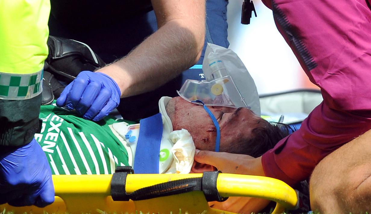 Kiper Manchester City Ederson mendapat perawatan medis usai wajahnya dihantam kaki pemain Liverpool Sadio Mane saat pertandingan Liga Inggris di Stadion Etihad, Manchester (9/9). (AP Photo/Rui Vieira)