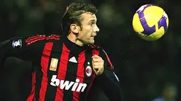 AC Milan&#039;s Andriy Shevchenko during their UEFA Group E match against Portsmouth at home to Portsmouth at Fratton Park stadium on November 27, 2008. AFP PHOTO/CARL DE SOUZA