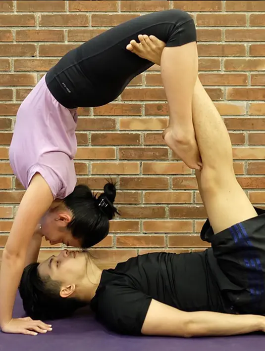 Olahraga yoga yang satu ini disebut acroyoga, karena mengandung unsur acrobatic dan yoga. (Photo : Instagram)