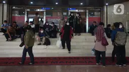 Pegawai berhamburan di luar Gedung Kemenkumham saat terjadi kebakaran, Jakarta, Kamis (8/12/2022). Kebakaran diduga disebabkan korsleting pada panel di area lantai lima. (merdeka.com/Imam Buhori)