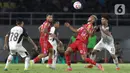 Laga Persis Solo melawan Persija Jakarta berlangsung ketat dan sengit. (Liputan6.com/Herman Zakharia)