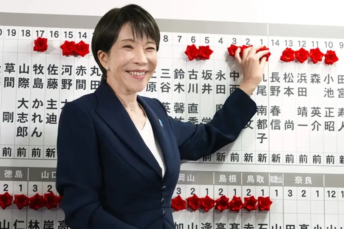 Sanae Takaichi, perdana menteri Jepang dan presiden LDP, memasang pin penanda kandidat pemenang pemilu Majelis Rendah di kantor pusat LDP di Tokyo, Minggu (8/2/2026).