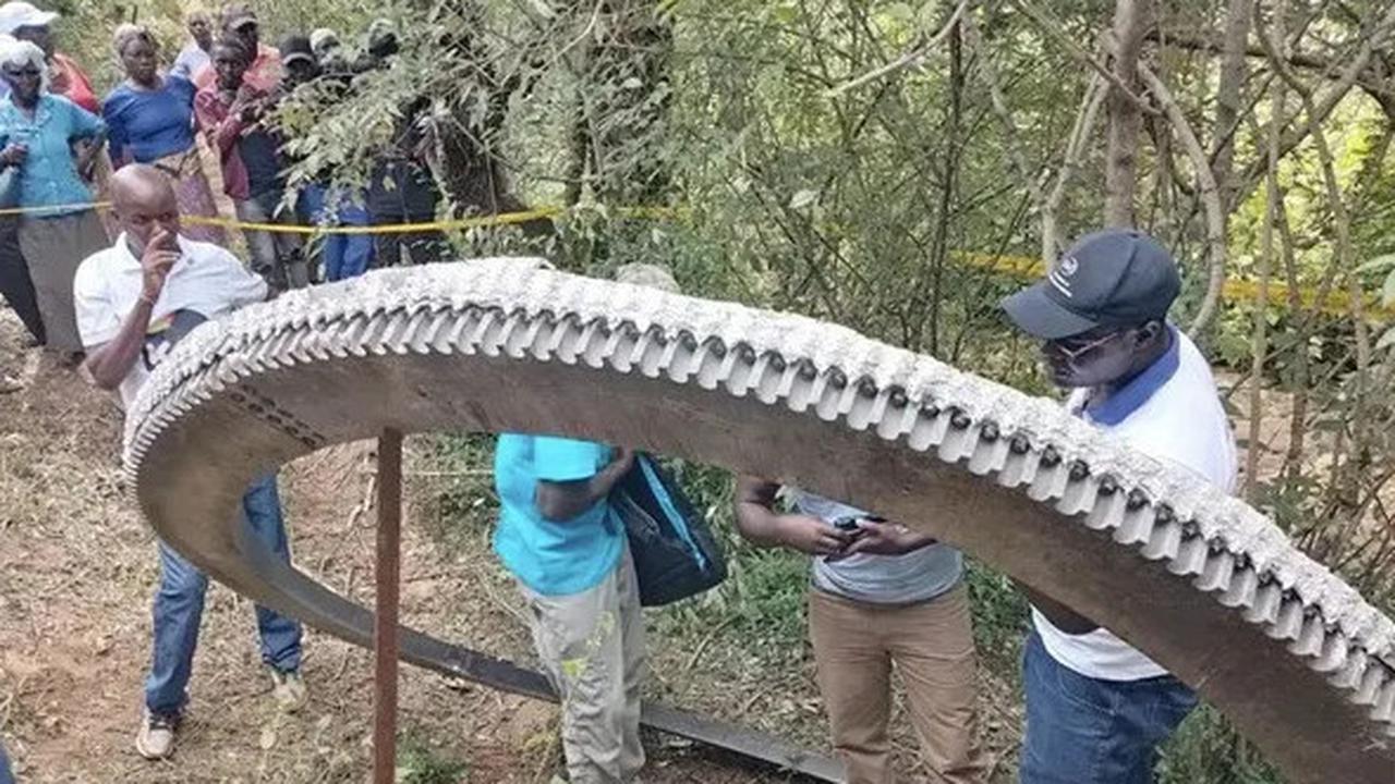 Misteri Cincin Logam Raksasa Seberat 500 Kg Jatuh di Kenya, Puing Roket dari Luar Angkasa?