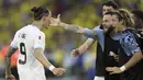 Penyerang Uruguay Darwin Nunez berselebrasi dengan rekannya setelah mencetak gol kedua timnya dari titik penalti ke gawang Kolombia pada pertandingan ketiga babak Kualifikasi Piala Dunia 2026 zona CONMEBOL di Stadion Metropolitano Roberto Melendez, Jumat (13/10/2023). (AP Photo/Fernando Vergara)
