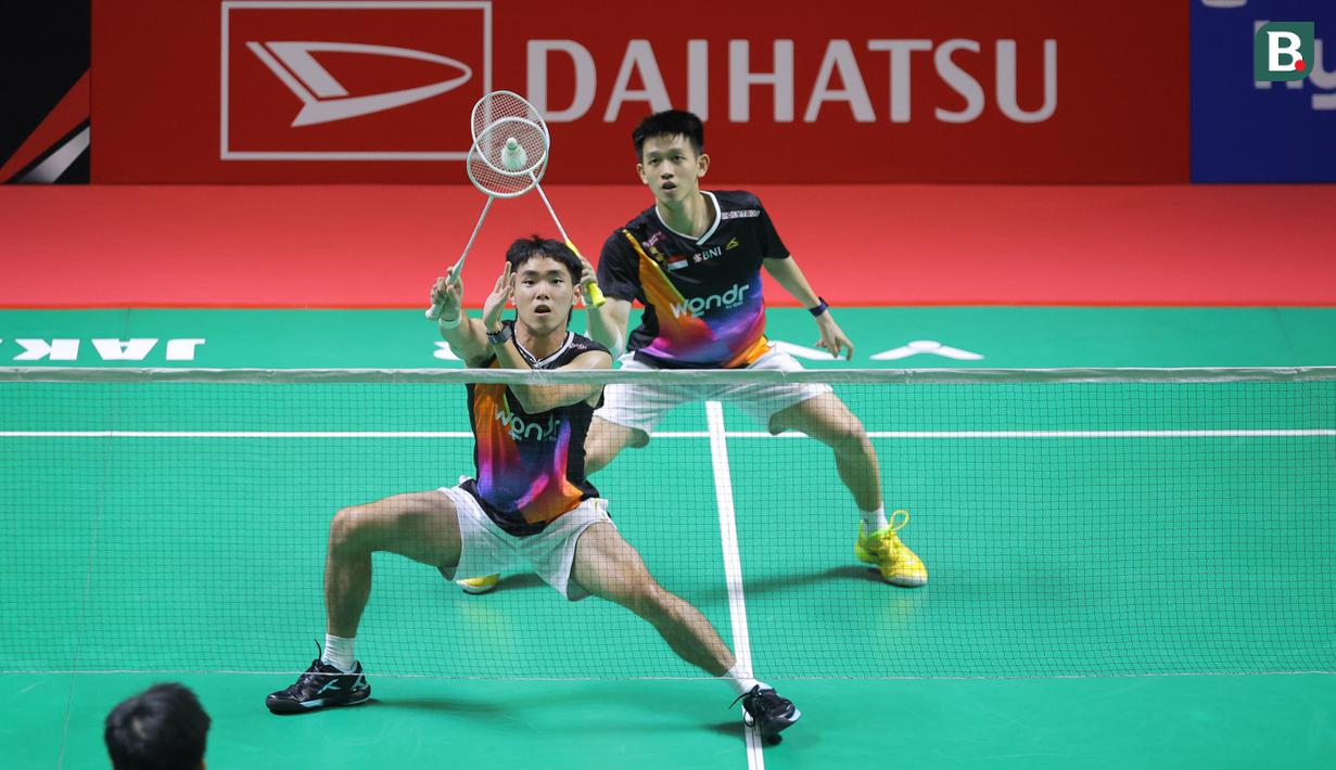 Pebulu tangkis ganda putra Indonesia, Nikolaus Joaquin/Raymond Indra berusaha mengembalikan kok ke pasangan Malaysia, Goh Sze Fei/Nur Izzuddin dalam laga final Indonesia Masters 2026 di Istora, Senayan, Jakarta, Minggu (25/01/2026). (Bola.com/Bagaskara Lazuardi)