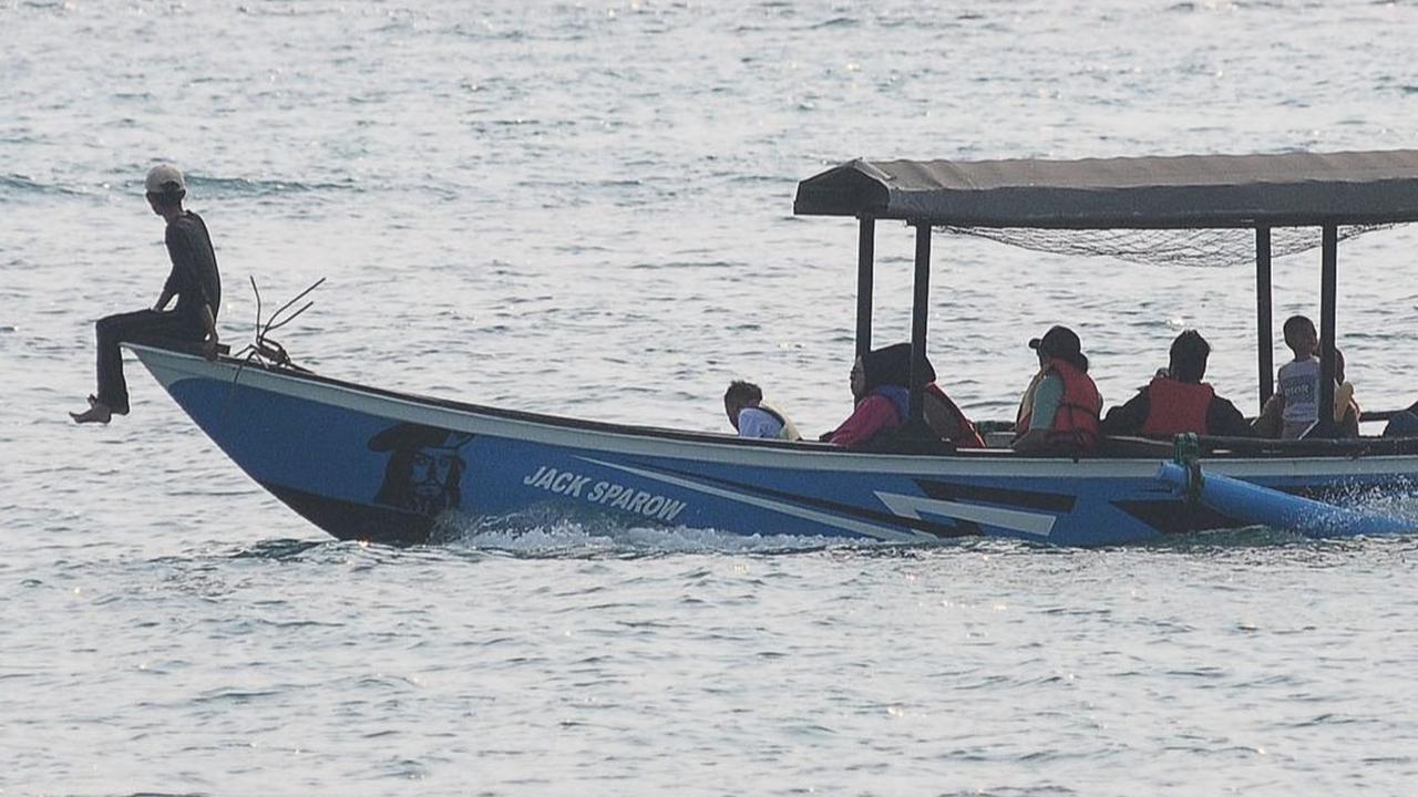 Ombaknya pun cukup tenang sehingga cocok bagi wisatawan untuk bersantai di tepi pantai.
