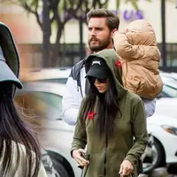 Kourtney Kardashian, Penelope, dan Scott Disick (via mirror.co.uk)