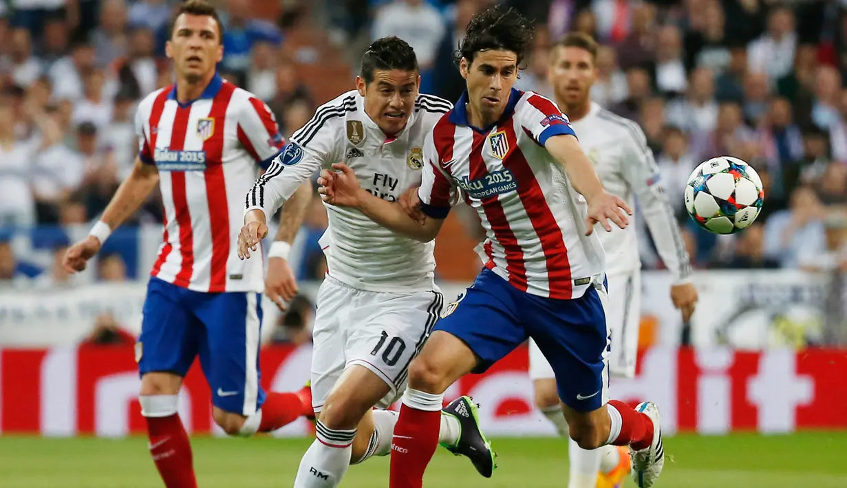 Penyerang Real Madrid, James Rodriguez berusaha merebut bola dari pemain Atletico Madrid Tiago Mendes di leg kedua 8 besar Liga Champions di Santiago Bernabeu Stadium, Kamis (23/4/2015). Real Madrid menang 1-0 atas Atletico Madrid. (Reuters/Sergio Perez)