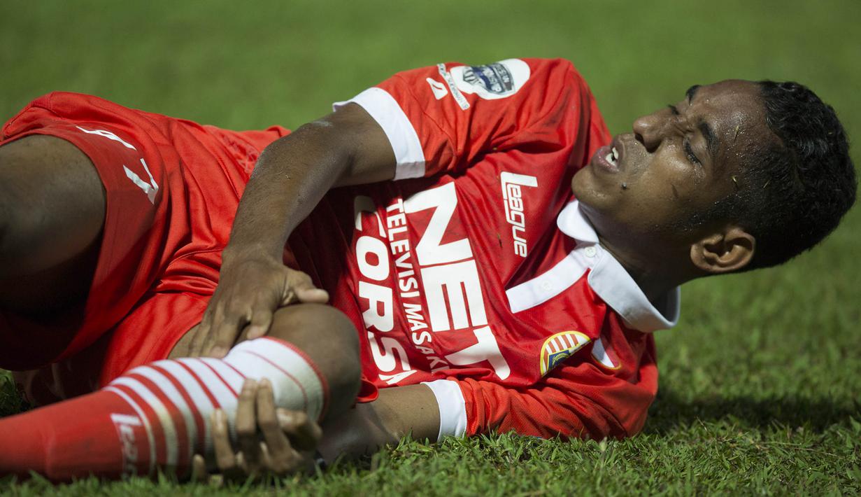 Pemain Persija, Pandi Lestaluhu, kesakitan akibat terjatuh pada laga Piala Jenderal Sudirman melawan PBR di Stadion Kanjuruhan, Malang, Kamis (19/11/2015). (Bola.com/Vitalis Yogi Trisna)