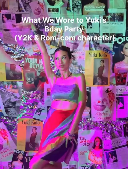 Yuki Kato mengenakan mini dress warna-warni dengan potongan asimetris dan sentuhan satin yang mengilap, sangat mirip dengan gaun ikonik Jenna Rink dalam film.  [@yukikt].