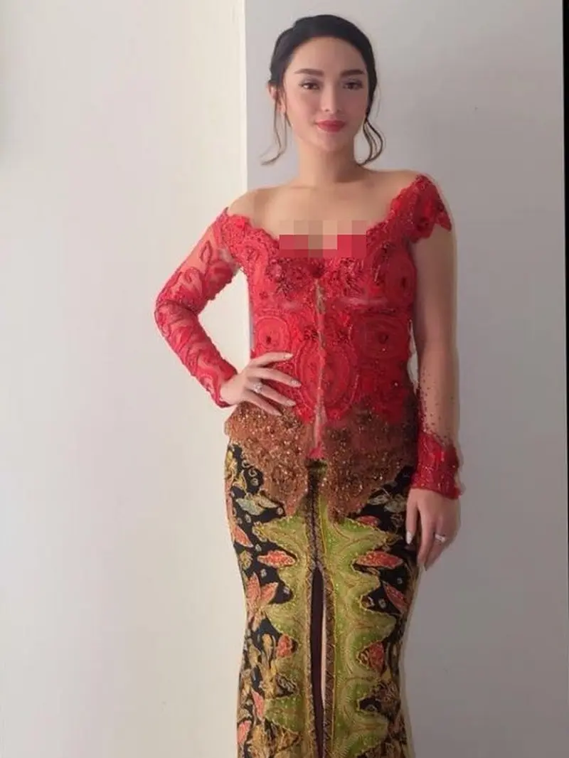 7 Potret Zaskia Gotik Saat Pakai Kebaya, Tampil Anggun dan Memesona