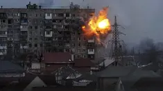 Sebuah ledakan terlihat di sebuah gedung apartemen setelah tank tentara Rusia menembak di Mariupol, Ukraina, pada Jumat (11/3/2022). Invasi Rusia ke Ukraina sudah memasuki hari ke-16 pada hari Jumat ini. (AP Photo/Evgeniy Maloletka)