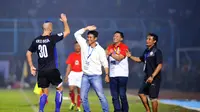 Kiko Insa lakukan selebrasi dengan pelatih caretaker Arema, Joko Susilo di pinggir lapangan (Rana Adwa/Liputan6.com)