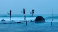 Dengan tongkat bernama Petta yang ditancapkan di dasar laut, nelayan ini mengembangkan metode memancing yang unik.