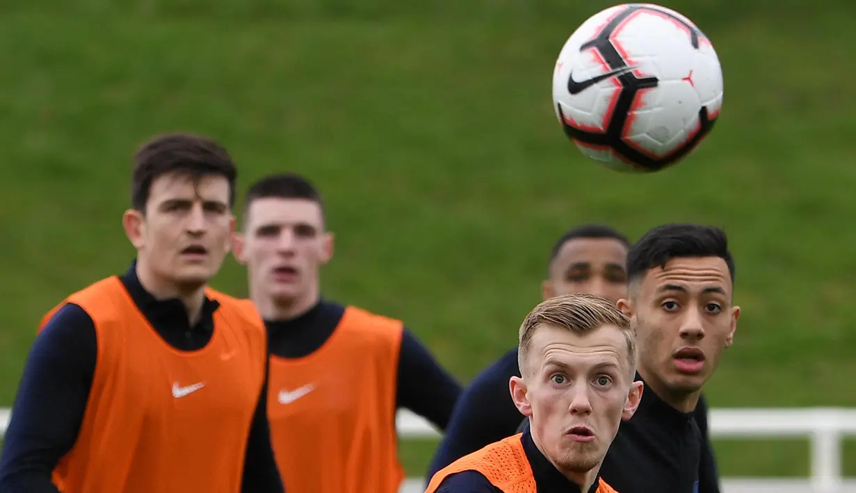 Pemain Inggris, Harry Maguire, saat latihan jelang laga kualifikasi Piala Eropa di St George's Park, Selasa (19/3). Inggris akan berhadapan dengan Republik Ceko. (AFP/Paul Ellis)