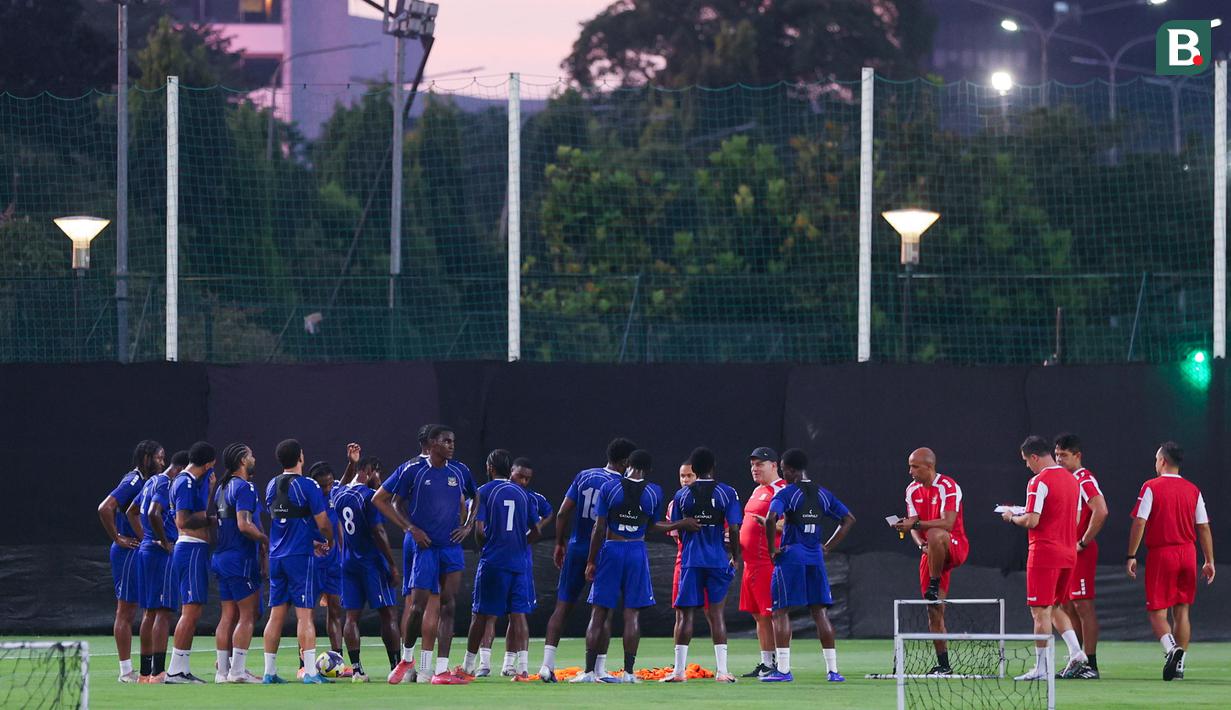 Para pemain Saint Kitts and Nevis menggelar sesi Latihan perdana untuk FIFA Series 2026 di Lapangan A SUGBK, Jakarta, Selasa (24/3/2026). (Bola.com/M Iqbal Ichsan)