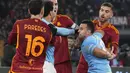 Kartu merah dikeluarkan wasit Daniele Orsato untuk penyerang Lazio Pedro Rodriguez dan dua pemain Roma Serdar Azmoun dan Gianluca Mancini. (AP Photo/Gregorio Borgia)