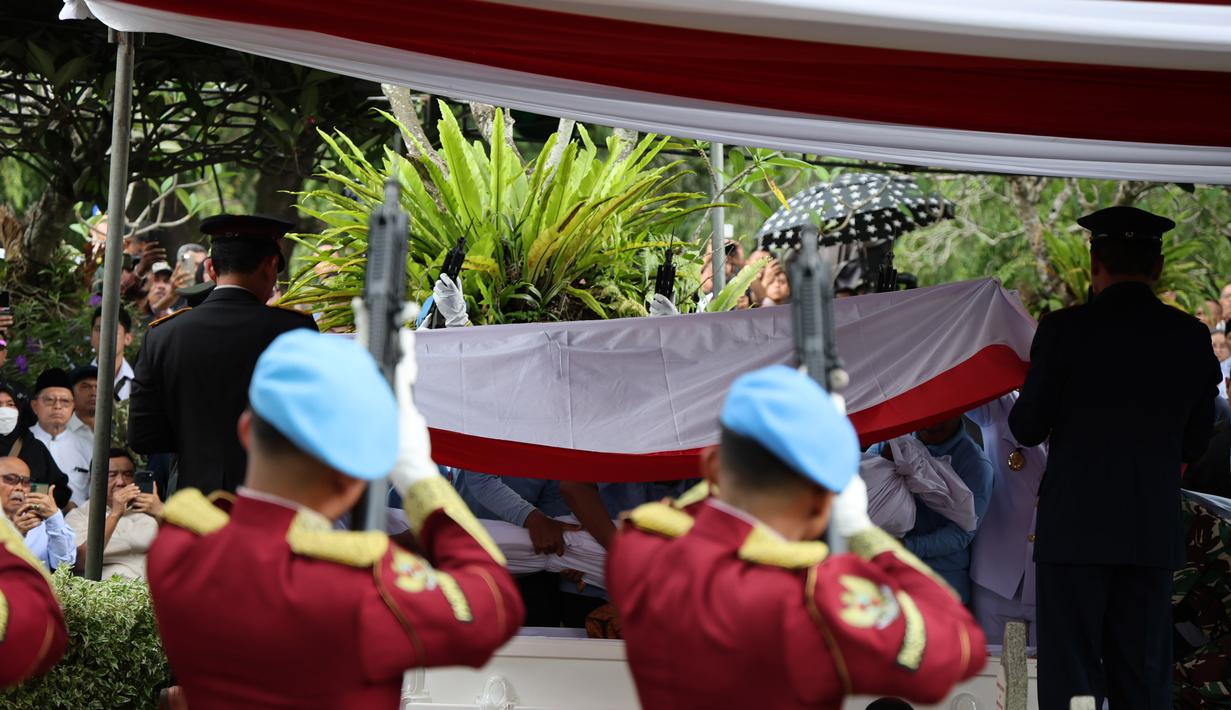 Prosesi kenegaraan berlangsung di Taman Makam Pahlawan (TMP) Kalibata, Jakarta Selatan, Senin (2/3/2026), dengan penghormatan militer dan dihadiri sejumlah tokoh nasional. Tampak dalam foto, prosesi pemakaman jenazah Wakil Presiden Republik Indonesia ke-6, Try Sutrisno, di Taman Makam Pahlawan Nasional, Kalibata , Jakarta, Senin (2/3/2026). (merdeka.com/Arie Basuki)