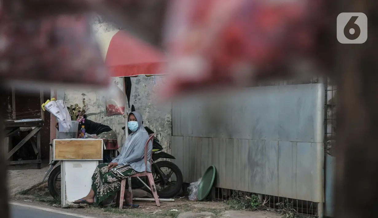 Pedagang bunga saat menunggu pembeli di depan TPU Rorotan, Jakarta, Selasa (10/8/2021). Bunga nyekar tersebut dibanderol dengan harga kisaran Rp10.000 hingga Rp50.000 tergantung jenis yang diinginkan peziarah. (merdeka.com/Iqbal S. Nugroho)
