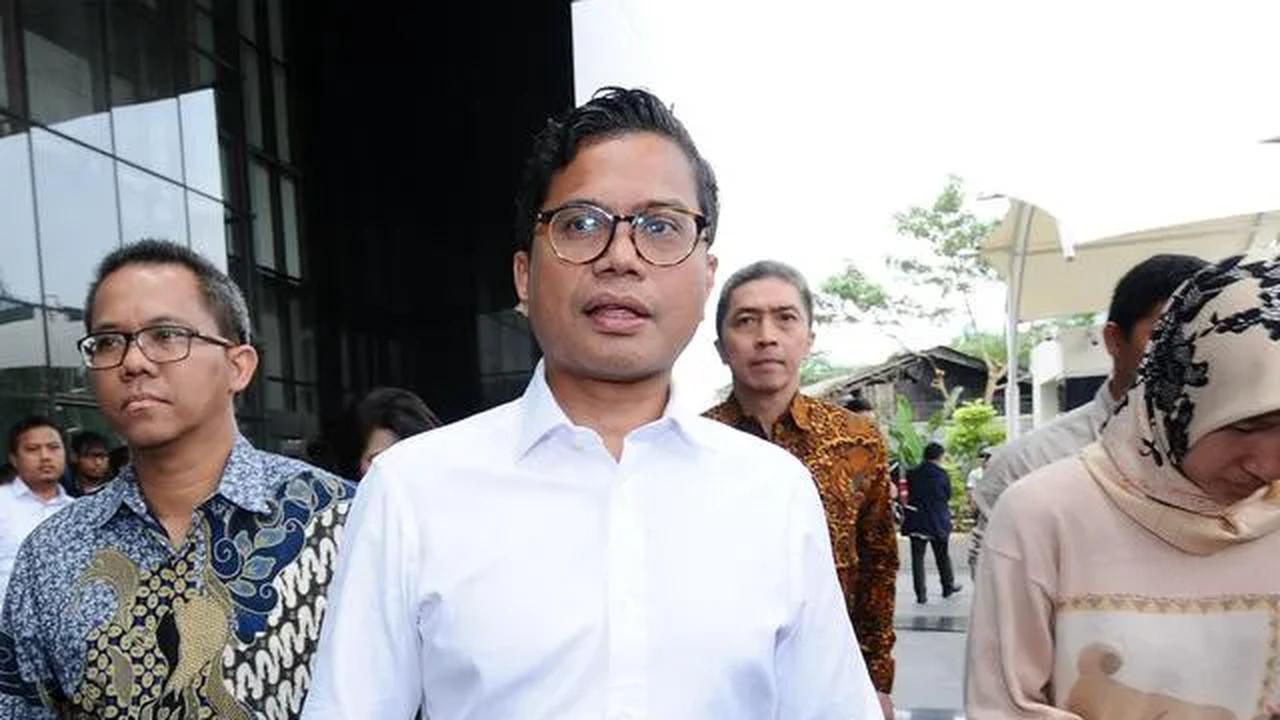 Pria kelahiran Bogor, 8 April 1971 itu menamatkan pendidikan S1 Akuntansi dari  Fakultas Ekonomi, Universitas Indonesia.