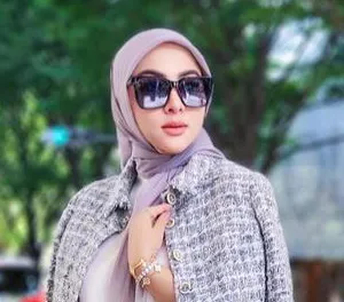 Dalam berpenampilan, gaya Syahrini memang tak pernah gagal menjadi sorotan. Ada saja tingkah dan barang-barang branded yang Ia bawa hingga sukses mencuri perhatian publik.