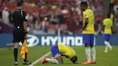 Penyerang Brasil, Neymar berlutut di lapangan saat melawan Serbia pada  matchday 1 Grup G Piala Dunia 2022 di Stadion Lusail Iconic, Jumat (25/11/2022) dini hari WIB. Neymar sering mendapat pelanggaran dari para pemain Serbia di pertandingan kali ini. (AP Photo/Aijaz Rahi)