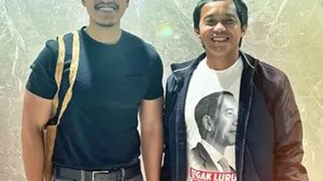 Kaesang baru meninggalkan Depok sekitar pukul 17.15 WIB. berangsur relawan dan emak-emak pun meninggalkan gerai pisang Kaesang.