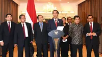 Presiden Joko Widodo saat memberi keterangan pers di Bandara Halim Perdanakusuma, Jakarta, Sabtu (23/4/2016). (Biro Pers Setpres)