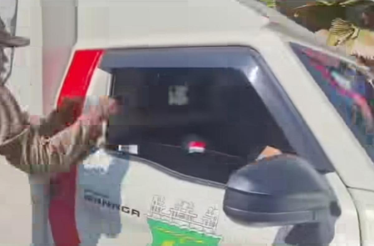 Ambulans RSUD Musiding senggol anak saat Karnaval 17-an. (tangkapan layar video media sosial).
