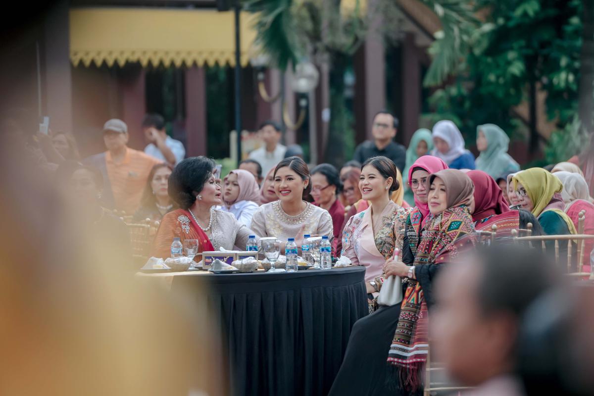 Ketua Dekranasda Provinsi Sumut Kahiyang Ayu, menghadiri Peringatan Hari Ulos Nasional Tahun 2025 di Anjungan Sumut, Taman Mini Indonesia Indah (TMII), Jakarta,