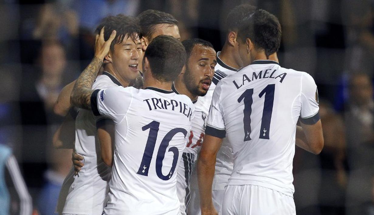Selebrasi Son Heung-Min setelah mencetak gol pertama ke gawang FK Qarabag di laga Grup J Liga Europa, Jumat (18/9/2015) dini hari WIB. (AFP Photo/Ian Kington)