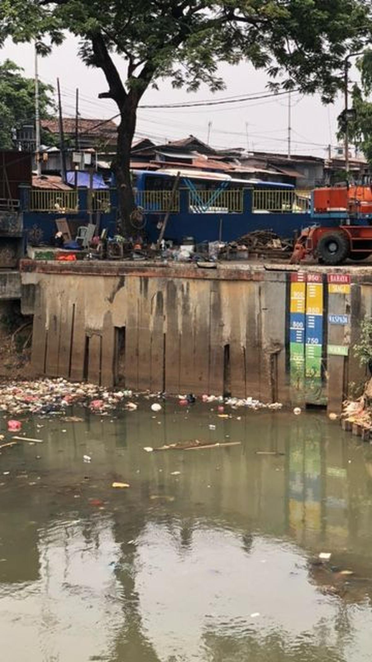 &ldquo;Dari sini, nanti dibawa ke TPS Kelapa Gading dulu, Perintis. Baru nantinya ke Bantar Gebang,&rdquo; ujar dia.<br>