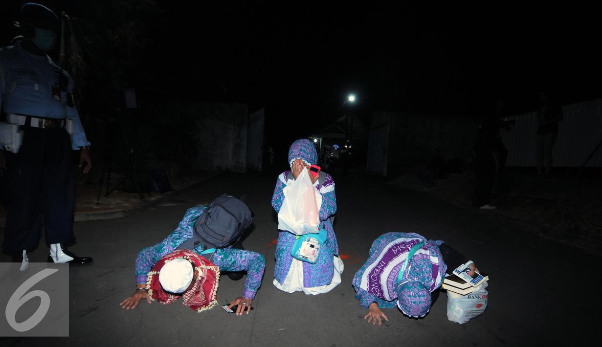 Beberapa jamaah haji Indonesia dari kloter I DKI Jakarta melakukan sujud syukur saat tiba di Bandara Halim Perdanakusuma Jakarta, Selasa (29/9/2015). Sebanyak 440 jamaah dengan tiba sekitar pukul 18.30 WIB. (Liputan6.com/Helmi Fithriansyah)