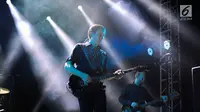 Penampilan band Franz Ferdinand pada konsernya di Tennis Outdoor, Senayan, Jakarta, Jumat (30/11). Grup musik dance punk itu membawakan sejumlah lagu di antaranya 'Lazy Boy' dan 'Take Me Out'. (Liputan6.com/Faizal Fanani)