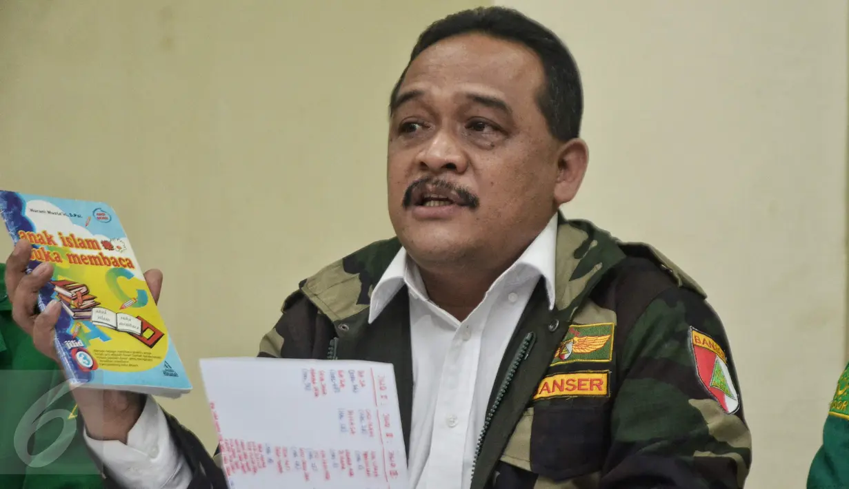 Wakil Ketum GP Ansor Benny Rhamdani menunjukkan buku pelajaran tingkat TK berjudul Anak Islam Suka Membaca yang isinya memuat unsur radikalisme dan beredar di Depok, saat jumpa pers di Kantor GP Ansor, Jakarta, Rabu (20/1). (Liputan6.com/Faizal Fanani)