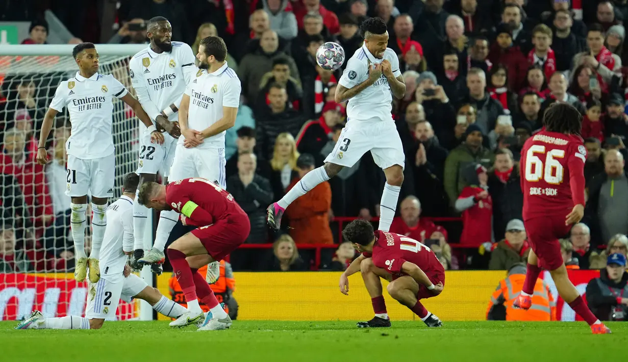 Tembok pertahanan Real Madrid melompat untuk memblokir tendangan bebas dari pemain Liverpool Trent Alexander-Arnold pada pertandingan sepak bola leg pertama babak 16 besar Liga Champions di Stadion Anfield, Liverpool, Inggris, 21 Februari 2023. Real Madrid mengalahkan Liverpool dengan skor 5-2. (AP Photo/Jon Super)