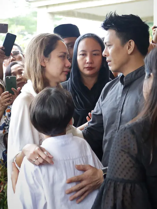 Ariel Noah dan BCL di Pemakaman Ashraf Sinclair (Bambang E Ros/Fimela.com)