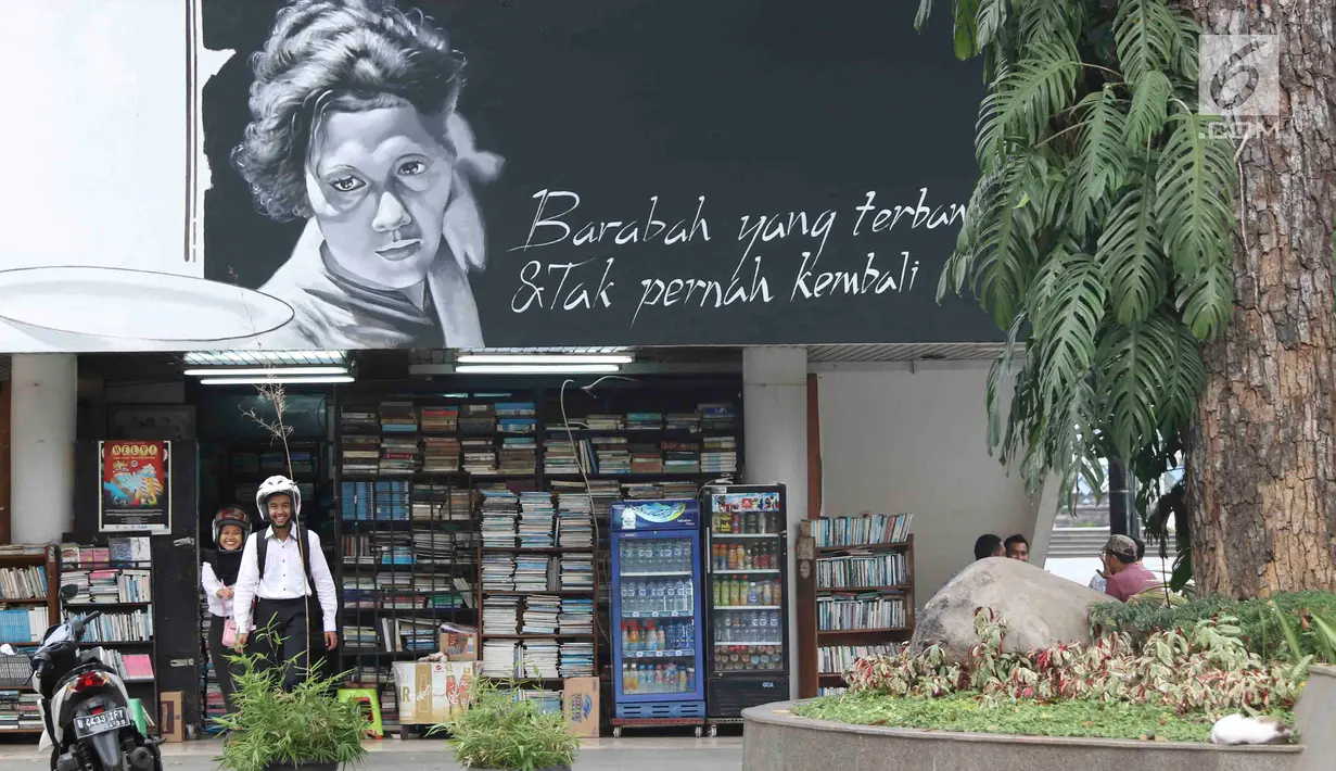 Pengunjung berada di sekitar mural bertema pahlawan di Taman Ismail Marzuki, Jakarta, Selasa (13/11). Mural tersebut dibuat dalam rangka memeriahkan Hari Pahlawan. (Liputan6.com/Immanuel Antonius)