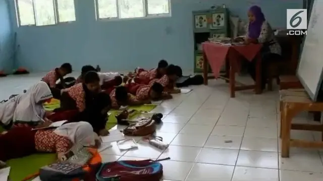 Siswa-siswi SDN Ciadeg 05, Cigombong Bogor, Jawa Barat harus belajar di lantai kelas. 

Mereka berharap pemerintah Bogor segera memberikan bantuan.