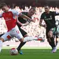  Arsenal's Olivier Giroud in action with Stoke's Glenn Whelan Action Images via Reuters / Alan Walter 