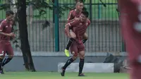 Gaya pemain Persija Jakarta, Sandi Sute dan Riko Simanjuntak saat menikmati latihan jelang Piala AFC 2018 di Lapangan ABC, Senayan, Jakarta (27/2/2018). Persija melawan Tampines Rovers pada 28 Februari 2018. (Bola.com/Nick Hanoatubun)