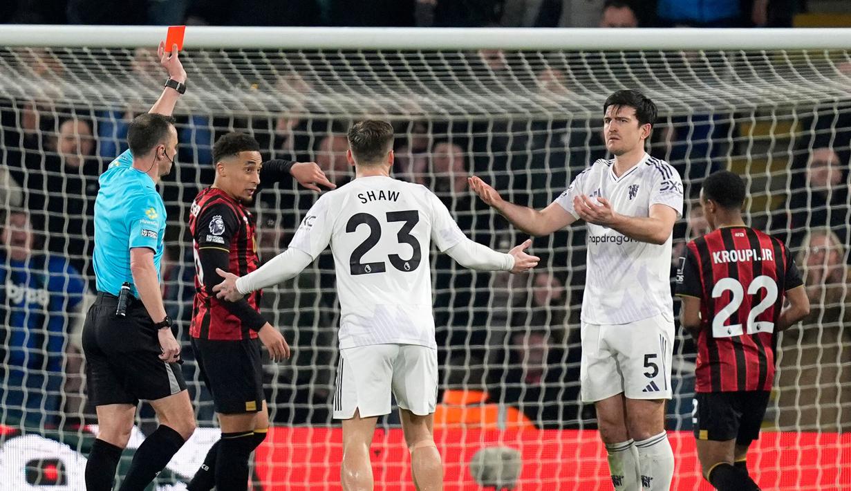 Namun, keadaan berubah seketika dalam tujuh menit berselang. Maguire diganjar kartu merah oleh wasit. (AP Photo/Andrew Matthews)