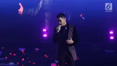 Penyanyi Afgan tampil menghibur penonton pada malam puncak HUT ke-27 SCTV di Hall D, Jiexpo Kemayoran, Jakarta, Kamis (24/8). Sejumlah artis ternama turut meramaikan malam spesial ini. (Liputan6.com/Herman Zakharia)