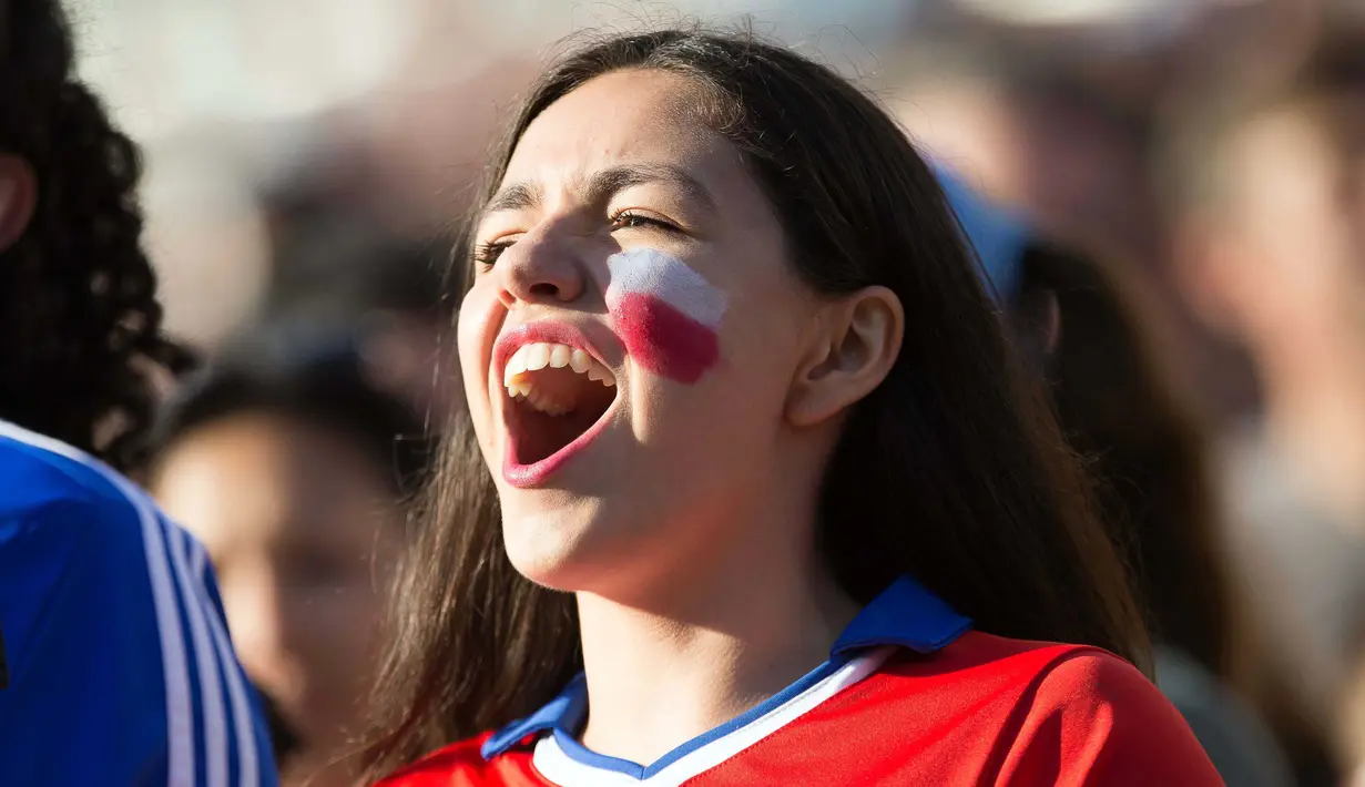 Seorang suporter Chili berteriak memberikan semangat kepada timnya saat melawan Argentina pada laga Copa Amerika Centenario 2016 di Stadion at Levi's, Santa Clara, Amrika Serikat, (7/6/2016) WIB. (Kelley L Cox-USA TODAY Sports)