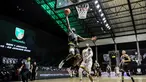 Pemain Dewa United Surabaya, Dishon Lurell Lowery berusaha memasukkan bola saat laga lanjutan Seri 1 IBL 2022 melawan Tangerang Hawks Basketball Club di Hall Basket GBK, Senayan, Kamis (20/01/2022). (Bola.com/Bagaskara Lazuardi)